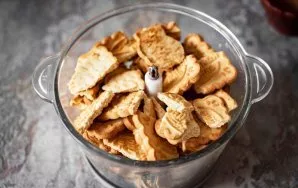 Break the cookies into pieces and put them in a chopper bowl.