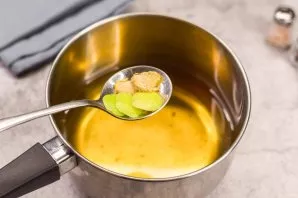 We use already prepared fish broth. Pour the broth into a saucepan and add the lime peel and ginger (galangal). Boil the broth for 15 min...