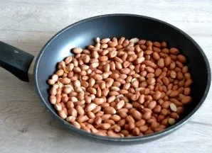 Put the peanuts in a dry pan, fry.