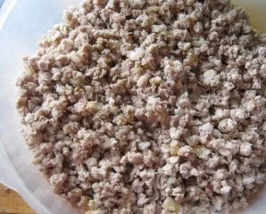 Grind the cooked meat in a meat grinder.