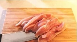 Wash and dry the chicken breast. The fillet is cut into thin strips.