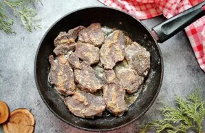 Wash the beef cheeks, dry and cut into portions. Sprinkle the cheeks with pepper, roll in flour and fry in a pan in heated oil on both si...