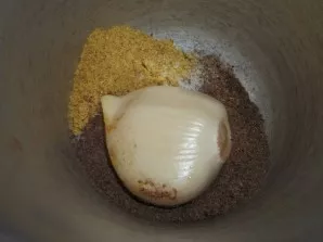 Add garlic, salt and spices to the pestle. Crush everything until smooth.