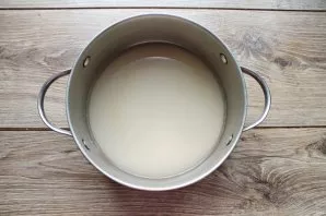 Pour sugar into a thick-bottomed saucepan, pour water and bring to a boil over medium heat. Boil the syrup for three minutes.