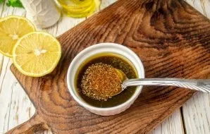 Prepare the sauce for marinating fish. Mix soy sauce, olive oil and ground black pepper. If soy sauce is not very salty, add salt to taste.