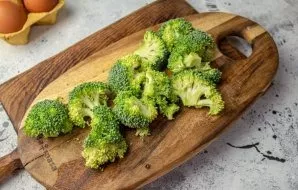Break broccoli with small inflorescences.