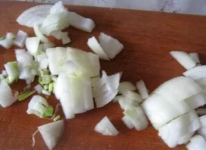 Peel the onions and cut into small cubes.