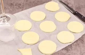 Roll out the puff pastry a little and cut out circles of small diameter with a glass.