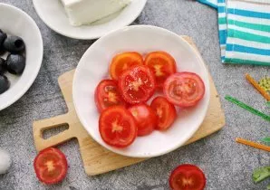 Cut the tomatoes into two halves.