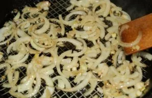 Fry the onion cut into half rings.