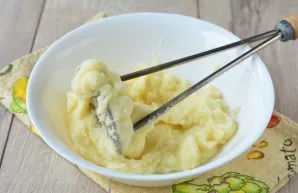 Boil the potatoes in salted water, drain the liquid, mash into a puree with butter.