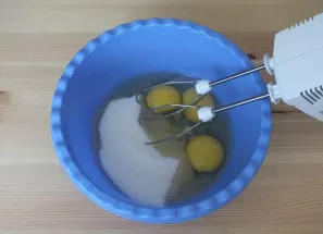 Mix eggs and sugar in a bowl. Beat until frothy.