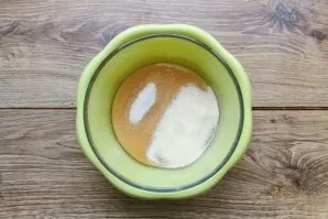 Pour the puree into a deep bowl, add sugar and soluble gelatin. Mix everything and let stand for 5 minutes.