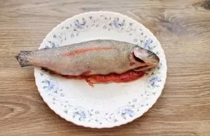 Peel the trout and clean the inside. Remove the gills and rinse. Drain the fish, oil and salt, inside and out.