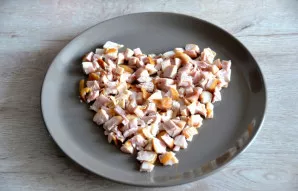 Cut the smoked chicken into cubes and lay out the heart-shaped first layer.