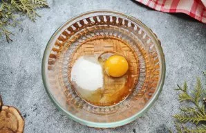 Break an egg into a bowl, add sugar, salt and vanilla extract. Beat with a mixer until a fluffy and light mass.