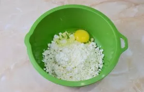 Put the cottage cheese in a bowl and beat the egg. Mix.
