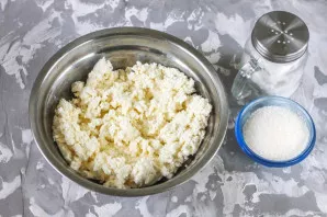 Rub the cottage cheese of any fat content through a sieve into a deep container.