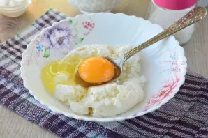 Put the cottage cheese in a bowl, beat the egg and mix.