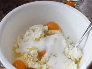 While the raisins are soaking, add the eggs in a bowl, add sour cream, cottage cheese, sugar, vanillin, salt and beat until smooth.