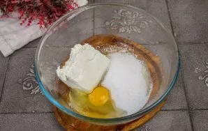 Put cottage cheese in the right bowl, add eggs, sugar and vanillin. Stir thoroughly until smooth.