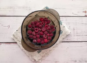 Wash the raspberries well with clean water and place them on a paper towel.