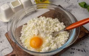 Add cottage cheese to a suitable container, salt to taste and beat the egg. Mix cottage cheese with egg.