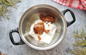 Put cottage cheese, boiled condensed milk and powdered sugar in a bowl. Mix everything and crush with a blender until smooth.