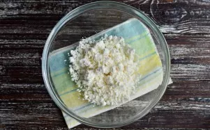 Put the cottage cheese in a deep bowl.