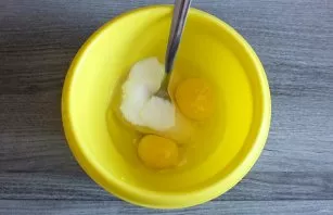 In a bowl, beat eggs, sugar and vanilla with a fork.