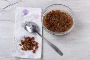 Prepare raisins in advance. Pour boiling water and hold for 10 minutes. Then drain the water and dry with a paper towel. Raisins will bec...