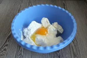 Put cottage cheese, 1 egg and protein, sour cream, sugar, salt and starch in a bowl. Set aside the yolk.