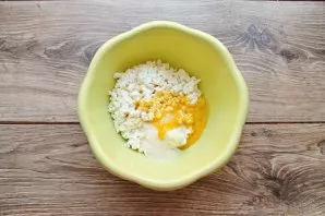 Put cottage cheese in a bowl, add sugar and salt, crush with a fork. Beat the egg and stir until smooth.