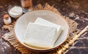 Transfer the cottage cheese to a deep container. If the cottage cheese is homemade, coarse-grained, rub through a fine sieve.