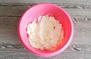 Put the cottage cheese in a bowl and mix well.