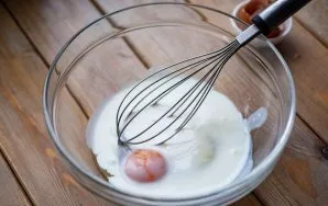 First, make the dough. Break an egg into a spacious bowl, pour kefir, salt. Actively stir these ingredients with a whisk until a homogene...