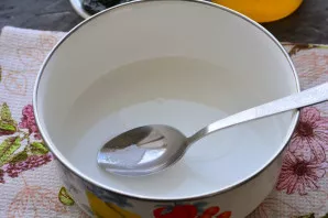 Pour water into the dough container, add salt. Pour in the oil and stir.