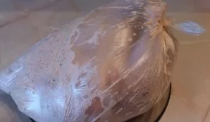 We combine kefir with spices. Brush the chicken with this mixture, wrap it in a bag. Put in the refrigerator to marinate for 2-3 hours.