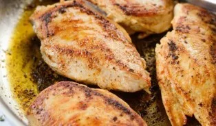 In a large frying pan, heat two types of oil. Fry the chicken on both sides for 4 minutes each.