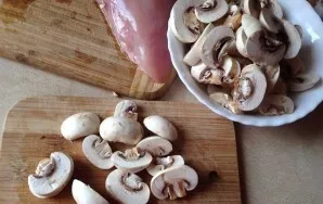 Cut the mushrooms into slices and put them in a preheated pan with two tablespoons of vegetable oil.
