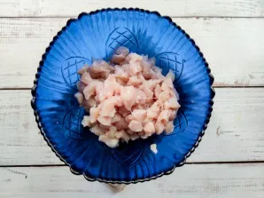 Chop the chicken very finely and put it on a deep plate.