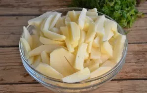 Cut the potatoes into thin strips. This way they will cook faster and look very tasty.
