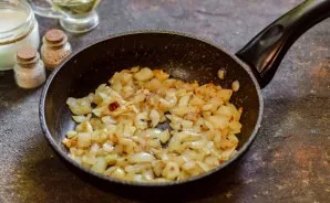 Immediately peel and wash the onion, cut into small cubes and fry for 3-4 minutes in vegetable oil.