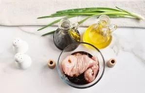 Marinate the chicken fillet in 2 tablespoons of soy sauce and one tablespoon of vegetable oil for 15-20 minutes.