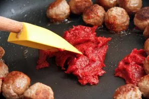 Add tomato paste to the pan. If you wish, in the sauce of tomatoes for chicken dumplings, you can use fresh peeled and chopped tomatoes.