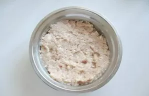 Salt the mince and mix well.