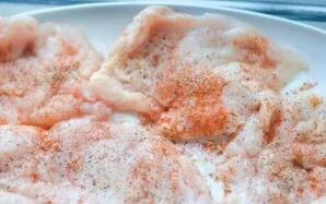 Wash the chicken, dry it and lightly beat it. Salt and add spices to taste. Put fried onions on top.