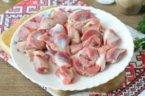 Wash the ventricles of the chicken, cut into medium pieces.