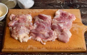 Wash the meat, cut out the bones.