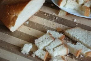 Cut the baguette into small pieces.